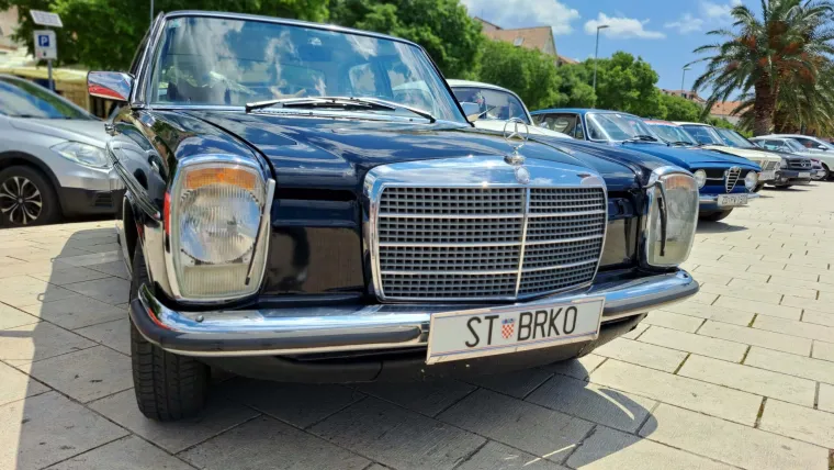 Spektakularni oldtimeri okupirali Makarsku rivu: Pogledajte kakvi ljepotani su se mogli u nedjelju razgledati tik uz more