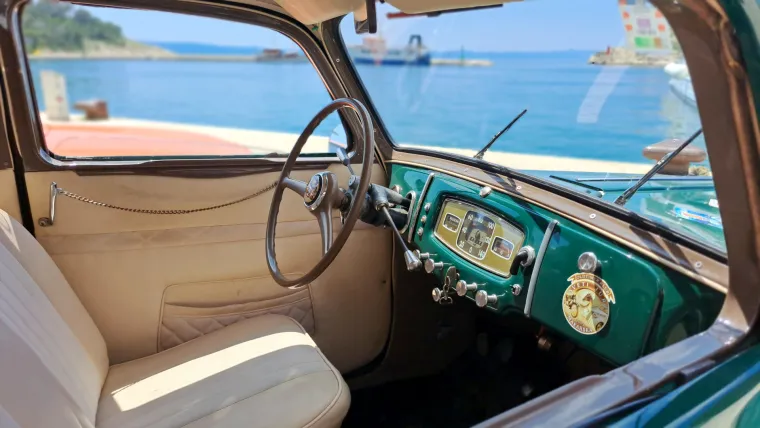 Spektakularni oldtimeri okupirali Makarsku rivu: Pogledajte kakvi ljepotani su se mogli u nedjelju razgledati tik uz more