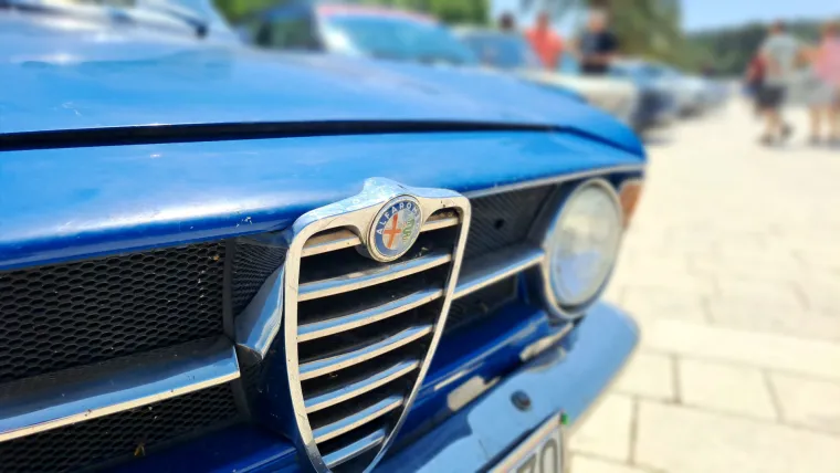 Spektakularni oldtimeri okupirali Makarsku rivu: Pogledajte kakvi ljepotani su se mogli u nedjelju razgledati tik uz more