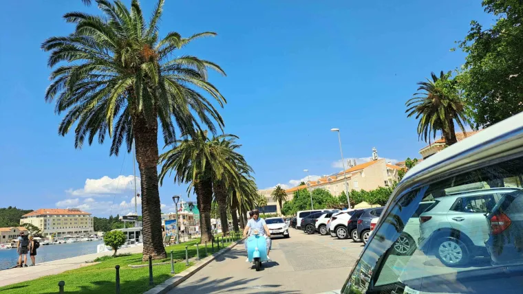 Spektakularni oldtimeri okupirali Makarsku rivu: Pogledajte kakvi ljepotani su se mogli u nedjelju razgledati tik uz more