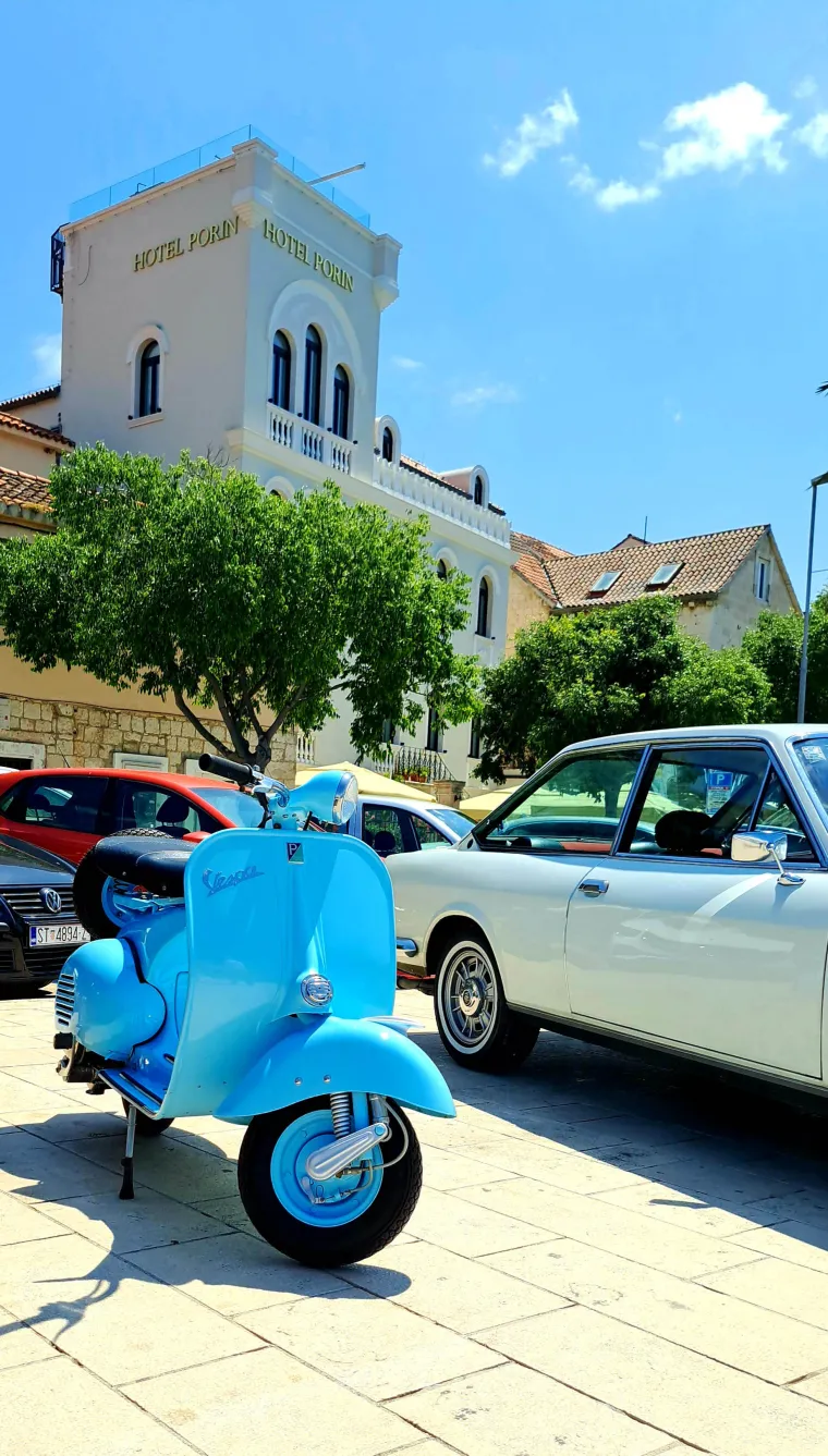 Spektakularni oldtimeri okupirali Makarsku rivu: Pogledajte kakvi ljepotani su se mogli u nedjelju razgledati tik uz more