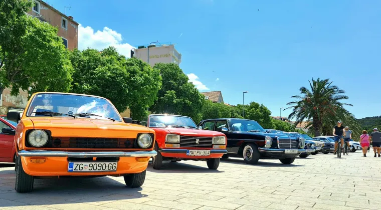 Spektakularni oldtimeri okupirali Makarsku rivu: Pogledajte kakvi ljepotani su se mogli u nedjelju razgledati tik uz more