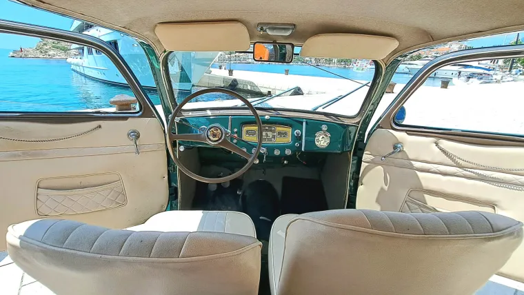 Spektakularni oldtimeri okupirali Makarsku rivu: Pogledajte kakvi ljepotani su se mogli u nedjelju razgledati tik uz more