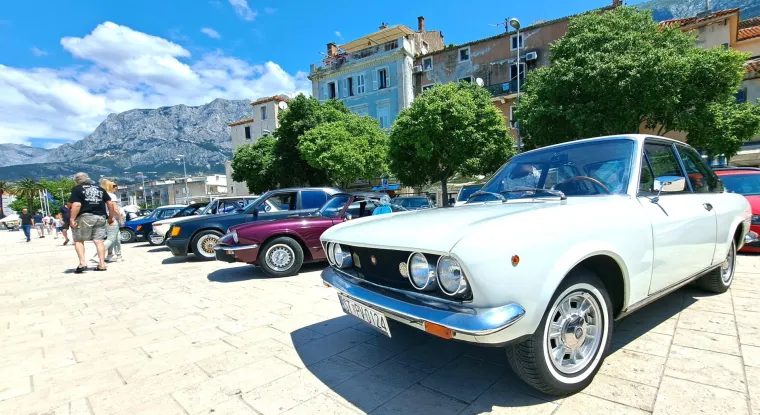 Spektakularni oldtimeri okupirali Makarsku rivu: Pogledajte kakvi ljepotani su se mogli u nedjelju razgledati tik uz more