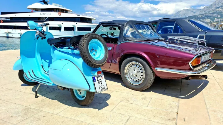 Spektakularni oldtimeri okupirali Makarsku rivu: Pogledajte kakvi ljepotani su se mogli u nedjelju razgledati tik uz more