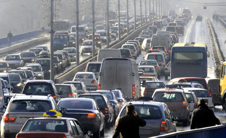 1. Ne vozite u „leru“: Kada stojite u prometu ili krećete ujutro na posao, posebno kada je vani hladno, držanje motora u leru je trošenje goriva i zapravo nije dobro za sam agregat. Naravno, savjeti variraju, u smislu je li bolje isključiti motor ili ga ostaviti da radi kada vozilo stoji. Neki kažu da ako rad motora u leru traje više od deset sekundi, bolje ga je isključiti prije ponovnog polaska. Drugi kažu da je minuta sasvim u redu, a da se nakon toga „baca“ gorivo. 