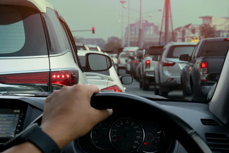 Bez obzira volite li „kratki“ ili „dugi“ režima, kada počnete obraćati pažnju na „ler“, bit ćete iznenađeni koliko često to radite. Potreba za zagrijavanjem motora tako što će se pustiti da radi u mjestu neko vrijeme je jedna od najčešćih zabluda. Moderni motori se ne trebaju zagrijavati ni kada je vani hladno. Zapravo, automobil će se zagrijati brže kada se kreće, a pored toga će se zagrijati i ostali pogonski sklopovi i ulje u mjenjaču, što mnoge pristaše „zagrijavanja u mjestu“ predviđaju.