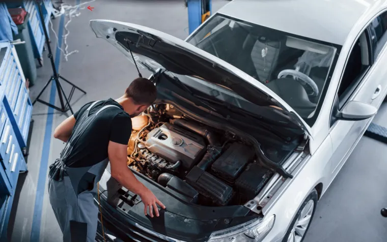 4. Redovno održavanje vozila: Održavanje motora je od velikog značaja za uštedu goriva. Ako je automobilu potreban servis, jednostavno podešavanje paljenja, mješavine zraka i goriva, ubrizgavanja, svjećica i slično, može smanjiti potrošnju za oko 4 posto. Također, vodite računa o tome je li ulje promijenjeno na vrijeme, kao i da je preporučene gradacije. Time se može dobiti još 1 ili 2 posto na manjoj potrošnji. 