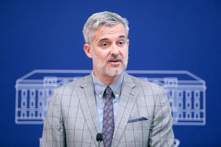 Nino Raspudić sprema se preuzeti ulogu Sanje Milanović? Pogledajte u kakvom se izdanju pojavio u Saboru: Svaka riječ je suvišna