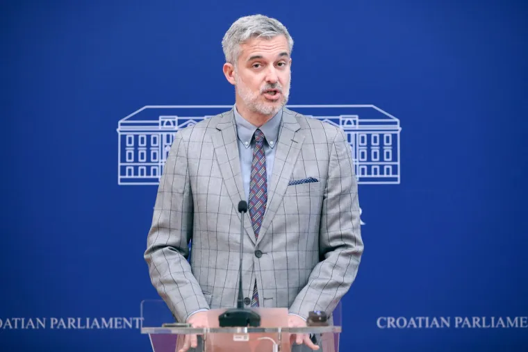 Nino Raspudić sprema se preuzeti ulogu Sanje Milanović? Pogledajte u kakvom se izdanju pojavio u Saboru: Svaka riječ je suvišna