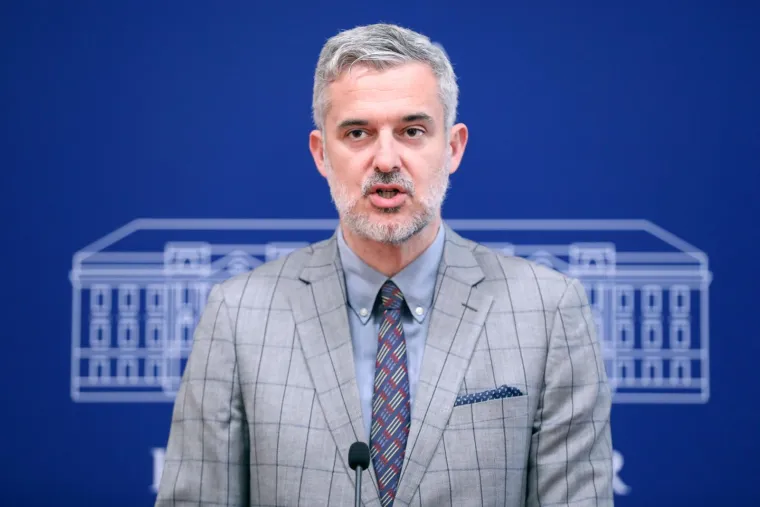 Nino Raspudić sprema se preuzeti ulogu Sanje Milanović? Pogledajte u kakvom se izdanju pojavio u Saboru: Svaka riječ je suvišna