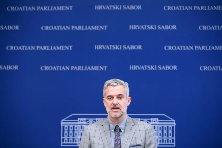 Nino Raspudić sprema se preuzeti ulogu Sanje Milanović? Pogledajte u kakvom se izdanju pojavio u Saboru: Svaka riječ je suvišna