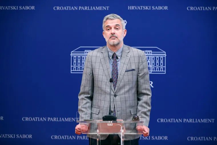 Nino Raspudić sprema se preuzeti ulogu Sanje Milanović? Pogledajte u kakvom se izdanju pojavio u Saboru: Svaka riječ je suvišna