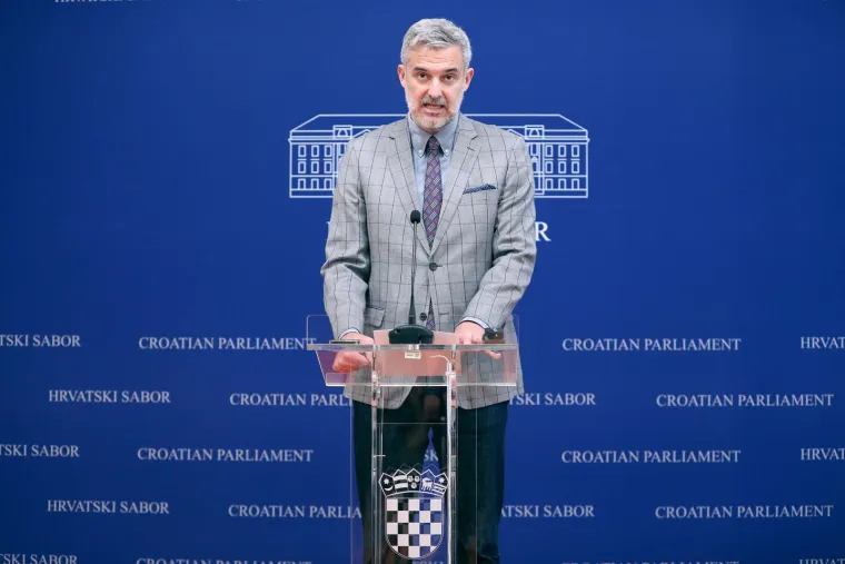 Nino Raspudić sprema se preuzeti ulogu Sanje Milanović? Pogledajte u kakvom se izdanju pojavio u Saboru: Svaka riječ je suvišna