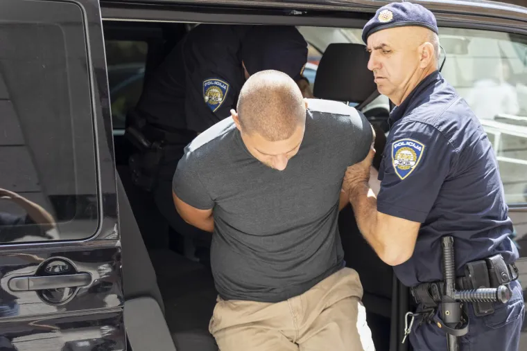 Ovo su tipovi osumnjičeni za postavljanje bombi u Rijeci, priveli su ih na ispitivanje: 'Tražili su milijune'