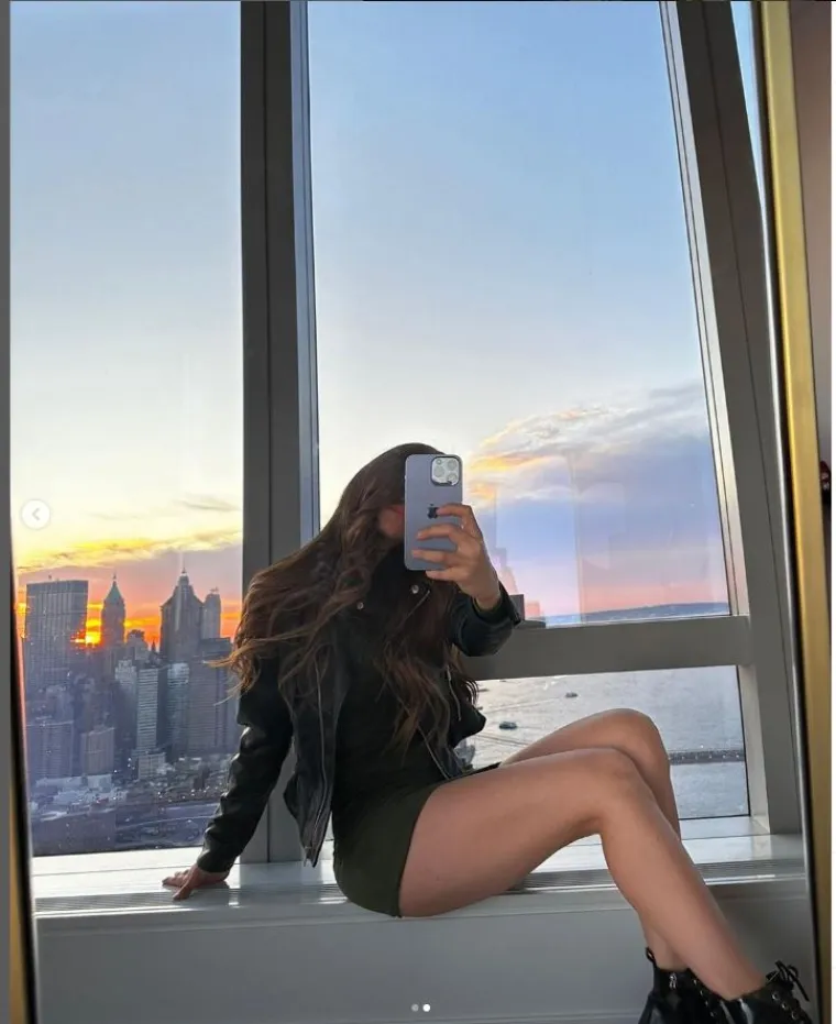 Vruća kombinacija koja nije za one slabijeg srca: Poznata voditeljica skinula gornji dio badića i zapalila mreže