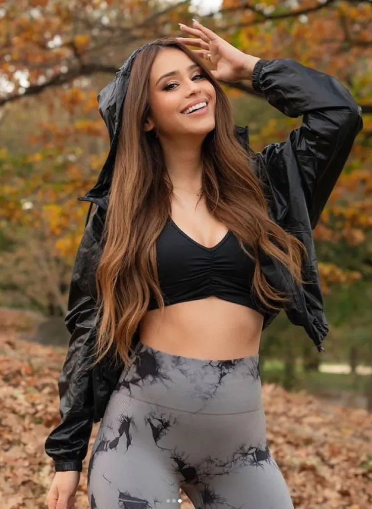 Vruća kombinacija koja nije za one slabijeg srca: Poznata voditeljica skinula gornji dio badića i zapalila mreže