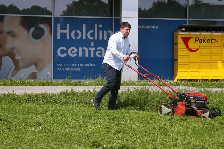 Pokazali svima kako je grad zarastao: Peternel došao pred Holding pa kosio travu