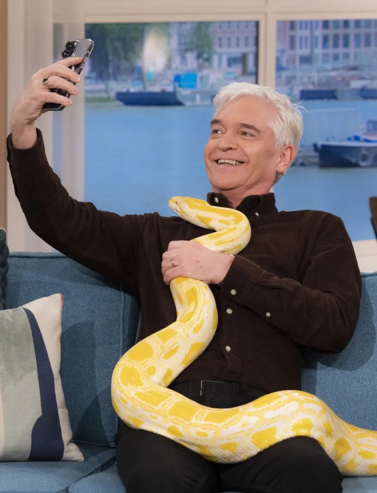 Podsjetimo, nakon što je dva desetljeća vodio popularni britanski show &apos;This Morning&apos;, Phillip Schofield iznenada je napustio voditeljsku poziciju.

