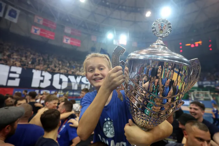 Bad Blue Boysi 'upali' na teren i s igračima proslavili titulu, pogledajte nestvarne scene iz Cibone