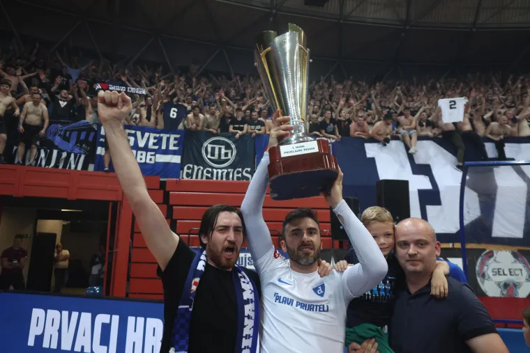 Bad Blue Boysi 'upali' na teren i s igračima proslavili titulu, pogledajte nestvarne scene iz Cibone