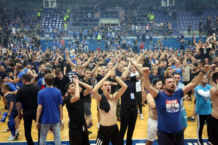 Bad Blue Boysi 'upali' na teren i s igračima proslavili titulu, pogledajte nestvarne scene iz Cibone