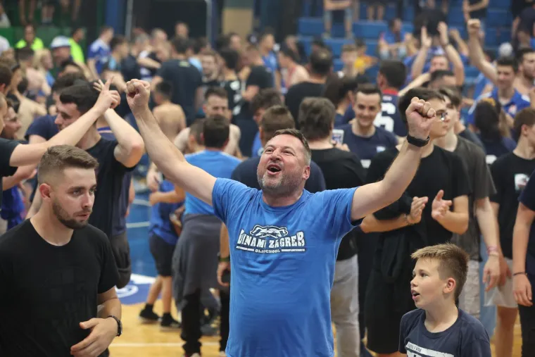 Bad Blue Boysi 'upali' na teren i s igračima proslavili titulu, pogledajte nestvarne scene iz Cibone