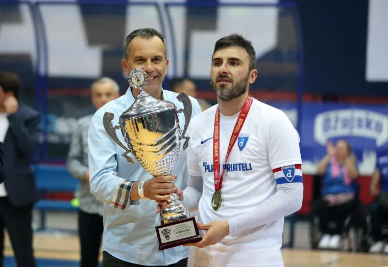 Bad Blue Boysi 'upali' na teren i s igračima proslavili titulu, pogledajte nestvarne scene iz Cibone