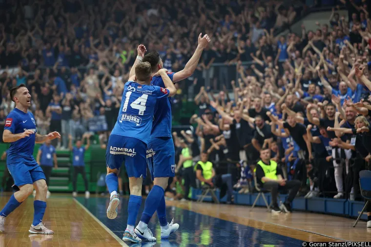 Bad Blue Boysi 'upali' na teren i s igračima proslavili titulu, pogledajte nestvarne scene iz Cibone