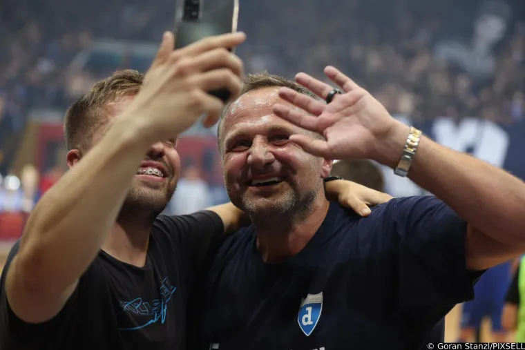 Bad Blue Boysi 'upali' na teren i s igračima proslavili titulu, pogledajte nestvarne scene iz Cibone