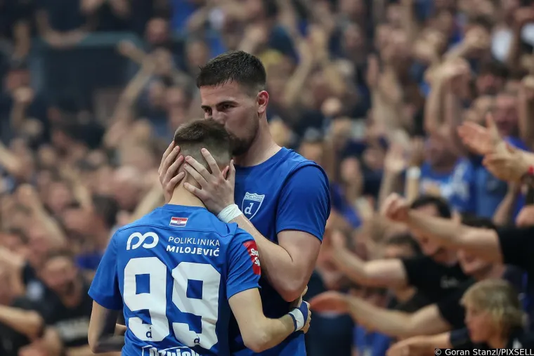 Bad Blue Boysi 'upali' na teren i s igračima proslavili titulu, pogledajte nestvarne scene iz Cibone