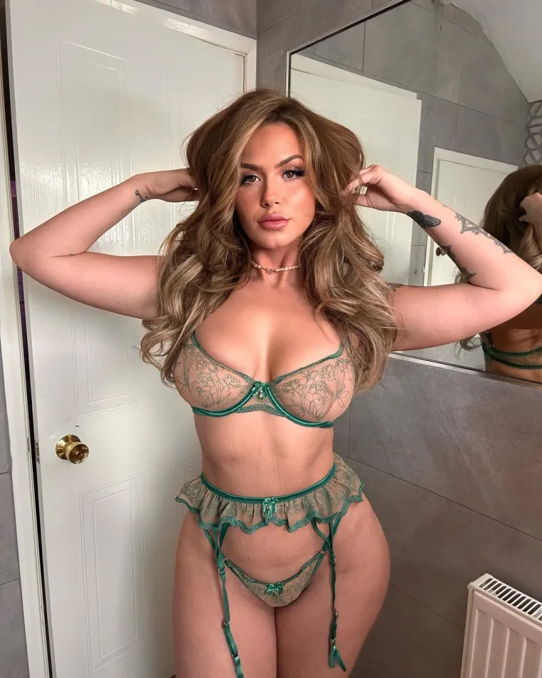 Vatrena navijačica na utakmicu do&scaron;la potpuno gola: Gledatelji nisu mogli vjerovati čime je prekrila grudi