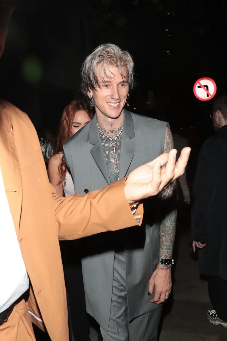 Paparazzi prvi put ulovili kako se Machine Gun Kelly - smije! Pa, s obzirom na to da je njegova Megan izašla bez grudnjaka...