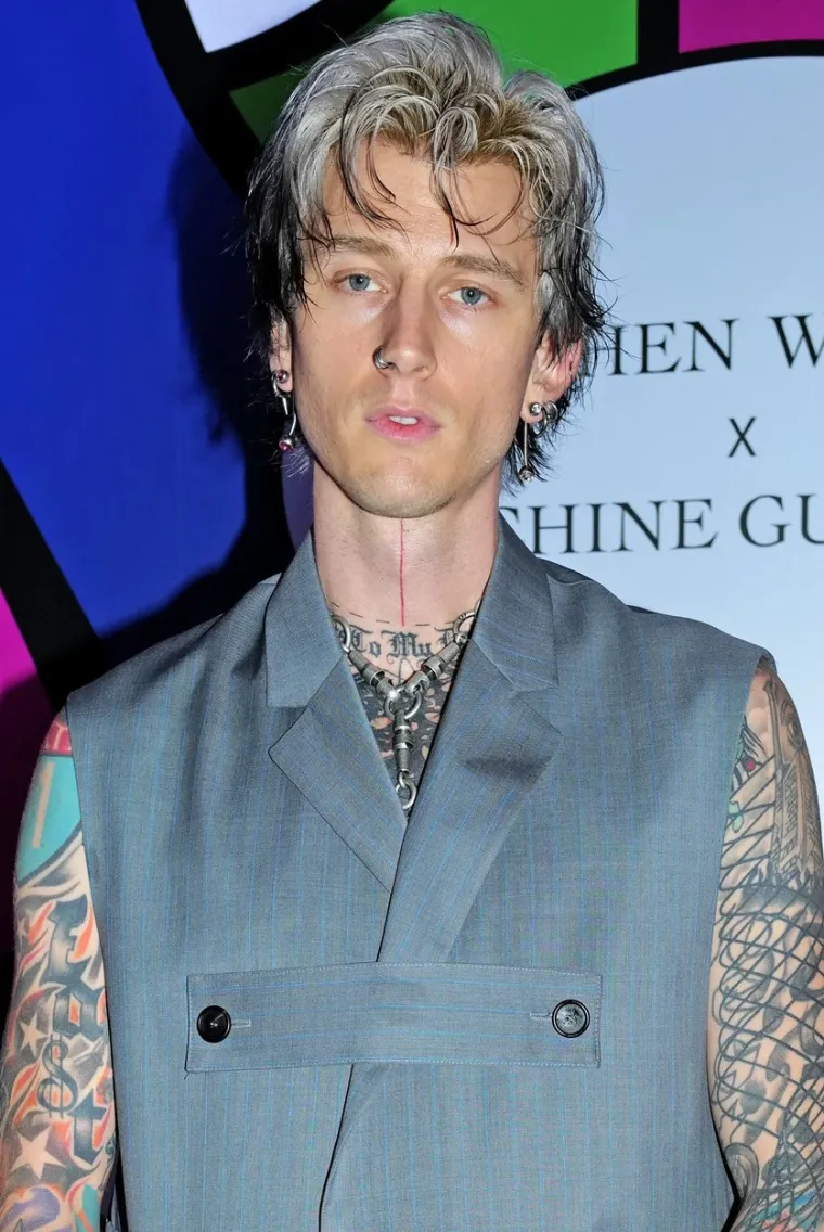 Paparazzi prvi put ulovili kako se Machine Gun Kelly - smije! Pa, s obzirom na to da je njegova Megan izašla bez grudnjaka...