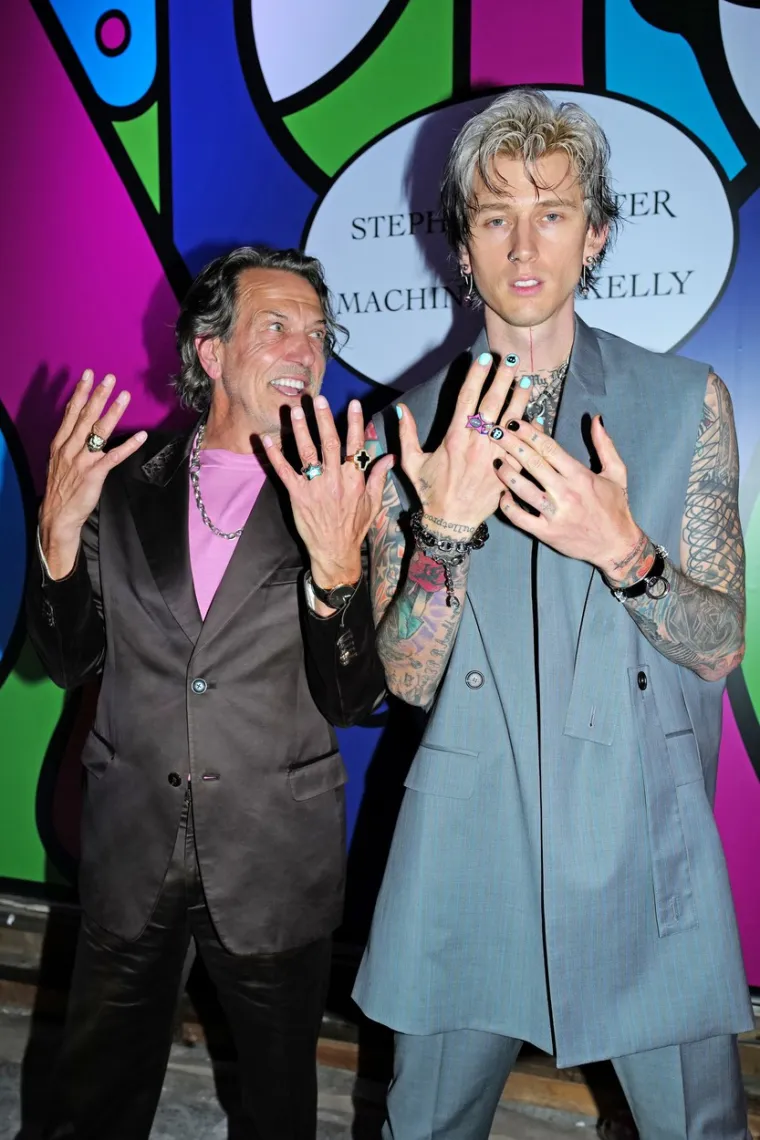 Paparazzi prvi put ulovili kako se Machine Gun Kelly - smije! Pa, s obzirom na to da je njegova Megan izašla bez grudnjaka...