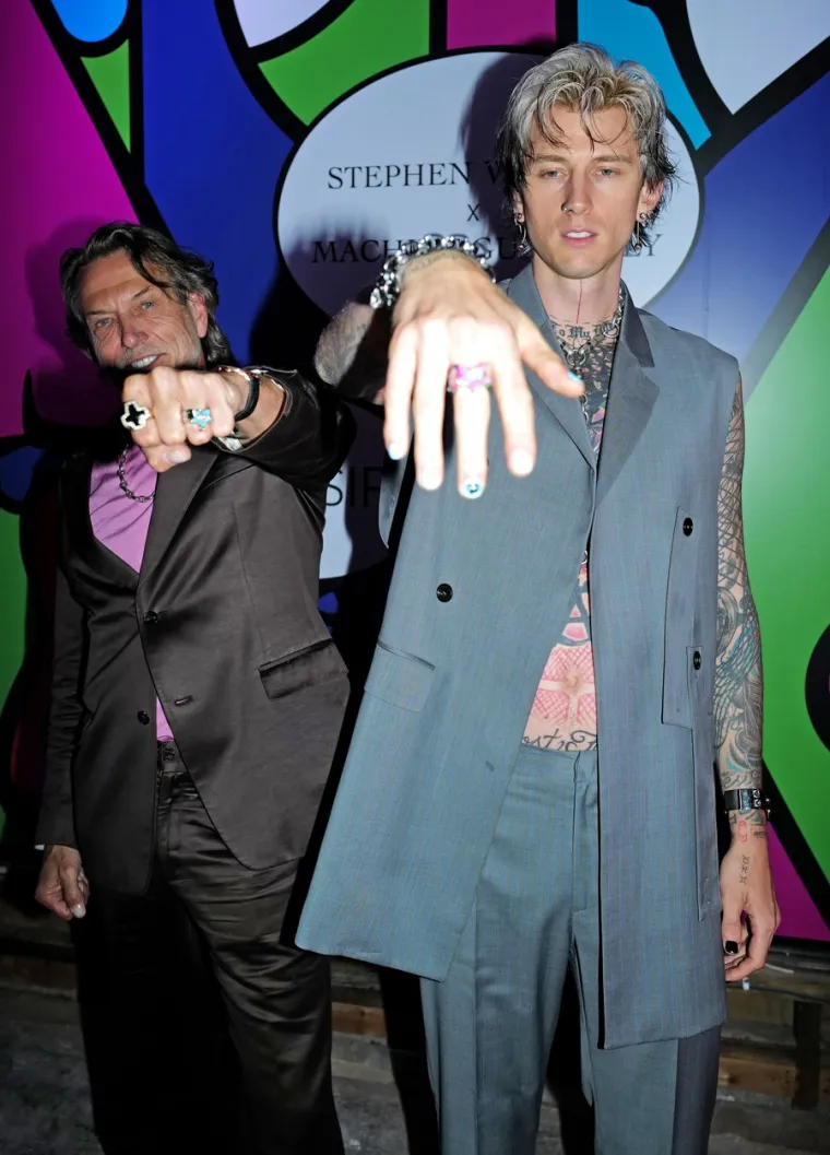 Paparazzi prvi put ulovili kako se Machine Gun Kelly - smije! Pa, s obzirom na to da je njegova Megan iza&scaron;la bez grudnjaka...