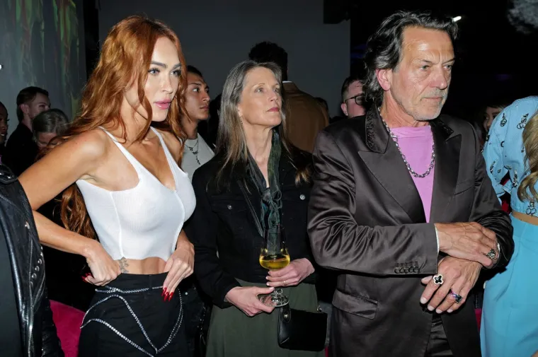 Paparazzi prvi put ulovili kako se Machine Gun Kelly - smije! Pa, s obzirom na to da je njegova Megan iza&scaron;la bez grudnjaka...