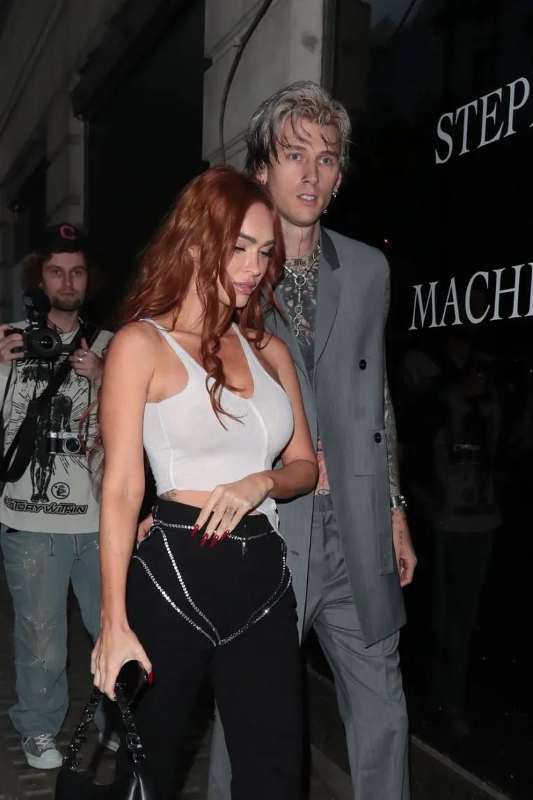 Paparazzi prvi put ulovili kako se Machine Gun Kelly - smije! Pa, s obzirom na to da je njegova Megan iza&scaron;la bez grudnjaka...