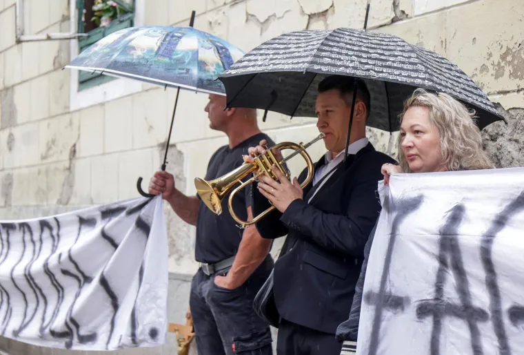 Brutalne poruke prosvjednika dočekale Toma&scaron;evića i Milanovića uoči svečane sjednice: 'To je njegov glavni posao'