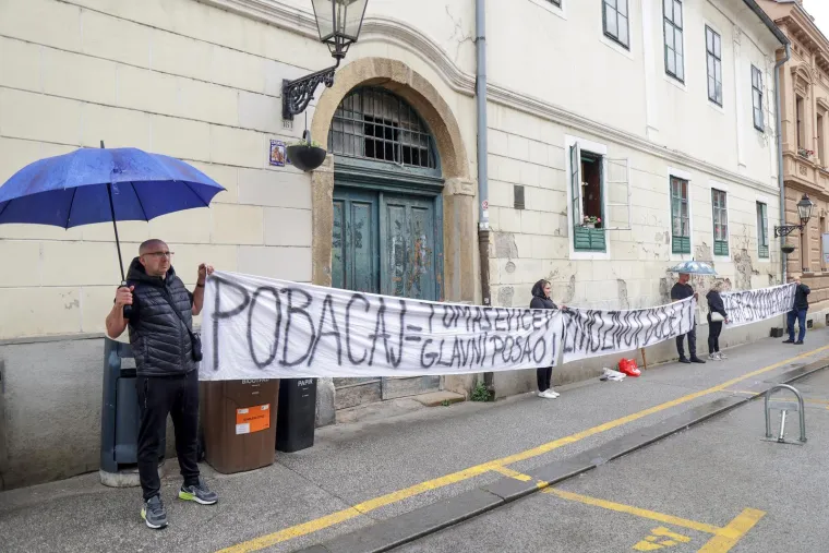 Brutalne poruke prosvjednika dočekale Toma&scaron;evića i Milanovića uoči svečane sjednice: 'To je njegov glavni posao'