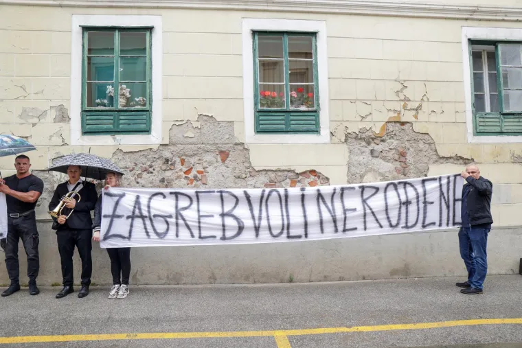 Brutalne poruke prosvjednika dočekale Toma&scaron;evića i Milanovića uoči svečane sjednice: 'To je njegov glavni posao'