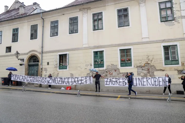 Brutalne poruke prosvjednika dočekale Toma&scaron;evića i Milanovića uoči svečane sjednice: 'To je njegov glavni posao'