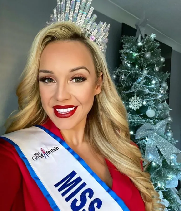 Nakon što se upisala u lokalnu teretanu, započela je njezina nevjerojatna transformacija. U samo dvije godine prešla je s veličine 22 na veličinu 10. Osnažena svojim napretkom, sudjelovala je na natjecanjima ljepote i postigla zapažene uspjehe. Bila je okrunjena za Miss Velike Britanije.  