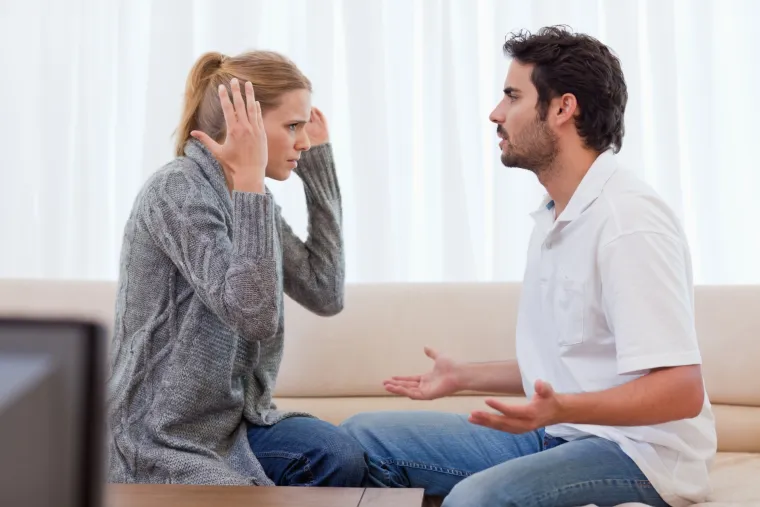 4. On je sebičan: Sve se vrti oko njega. Ako mu pošaljete poruku i on vam ne odgovori nekoliko sati, to je potpuno u redu. Ali ako mu ne odgovorite odmah na poruke, to je problem! Treba mu da budete tu kad on to želi i ljuti se ako nešto trebate od njega. Čini se da se odnos vrti oko njegovih potreba i rasporeda. Nema mjesta za tebe i ono što želiš. Ako vam ovo zvuči poznato i odnosi se na vašu situaciju, morate pobjeći.