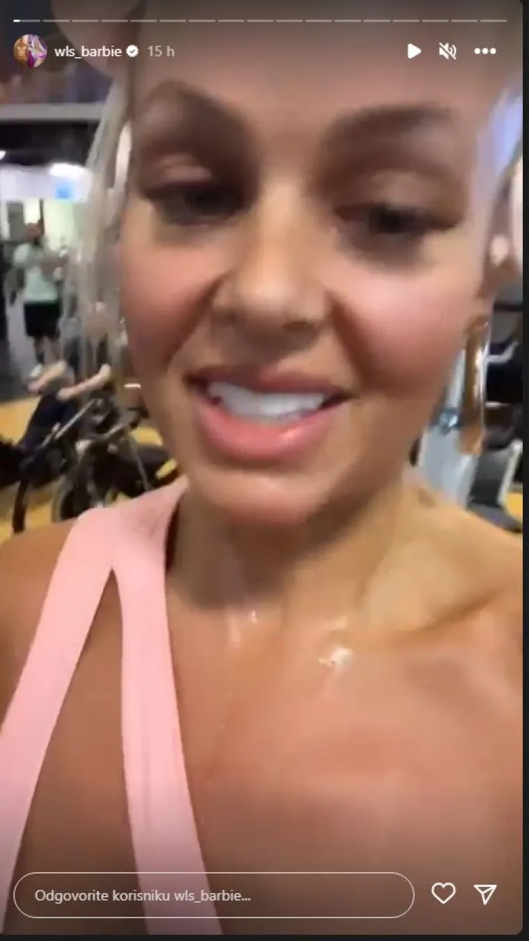 &quot;Tijekom dana imam međuobroke, obično proteinske pločice, shakeove ili orašaste plodove. Vježbam svaki dan sat i pol s utezima. Odradim i tridesetominutni kardio šest ili sedam dana u tjednu. Izbacila sam ugljikohidrate, šećer, brzu hranu, prerađenu hranu te jedem cjelovite namirnice. Počela sam polako hodajući samo dvadeset minuta dnevno, a sada treniram dva sata dnevno. Trenutačno treniram kako bih izgradila mišiće jer se ove godine natječem na natjecanju u bodybuildingu. Volim se izazivati ​​i gurati se na sljedeću razinu&quot;, ispričala je Kayla.