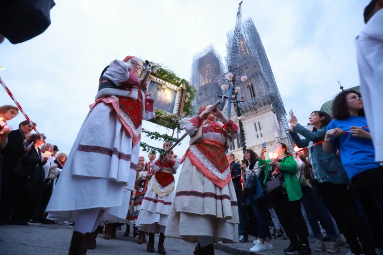 Pogledajte procesiju Majke Božje od Kamenitih vrata. Znate li njezinu legendu?