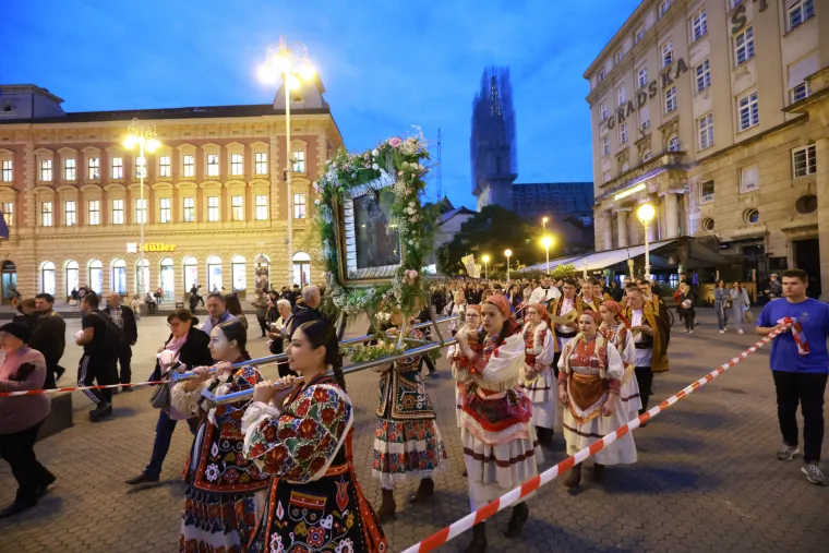 Pogledajte procesiju Majke Božje od Kamenitih vrata. Znate li njezinu legendu?