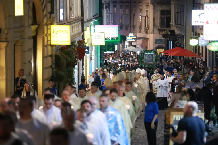 Pogledajte procesiju Majke Božje od Kamenitih vrata. Znate li njezinu legendu?