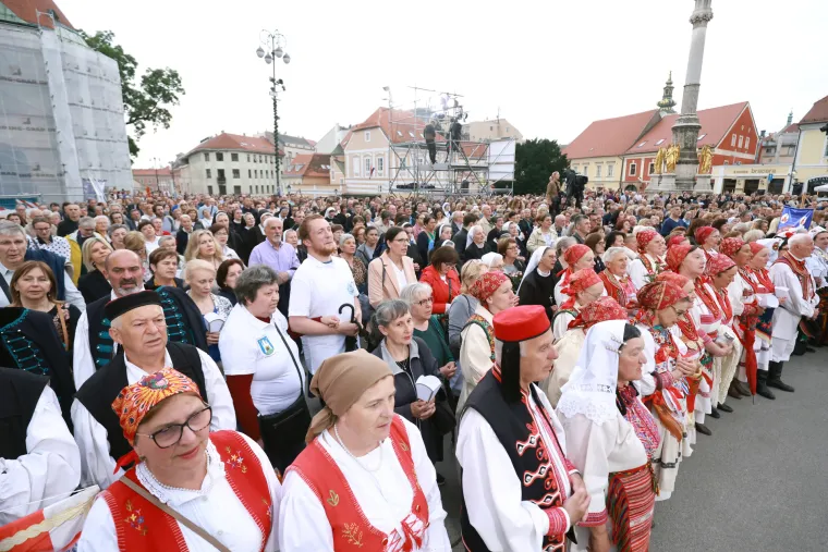 Pogledajte procesiju Majke Božje od Kamenitih vrata. Znate li njezinu legendu?