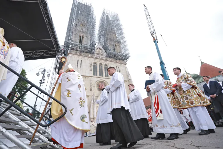 Pogledajte procesiju Majke Božje od Kamenitih vrata. Znate li njezinu legendu?